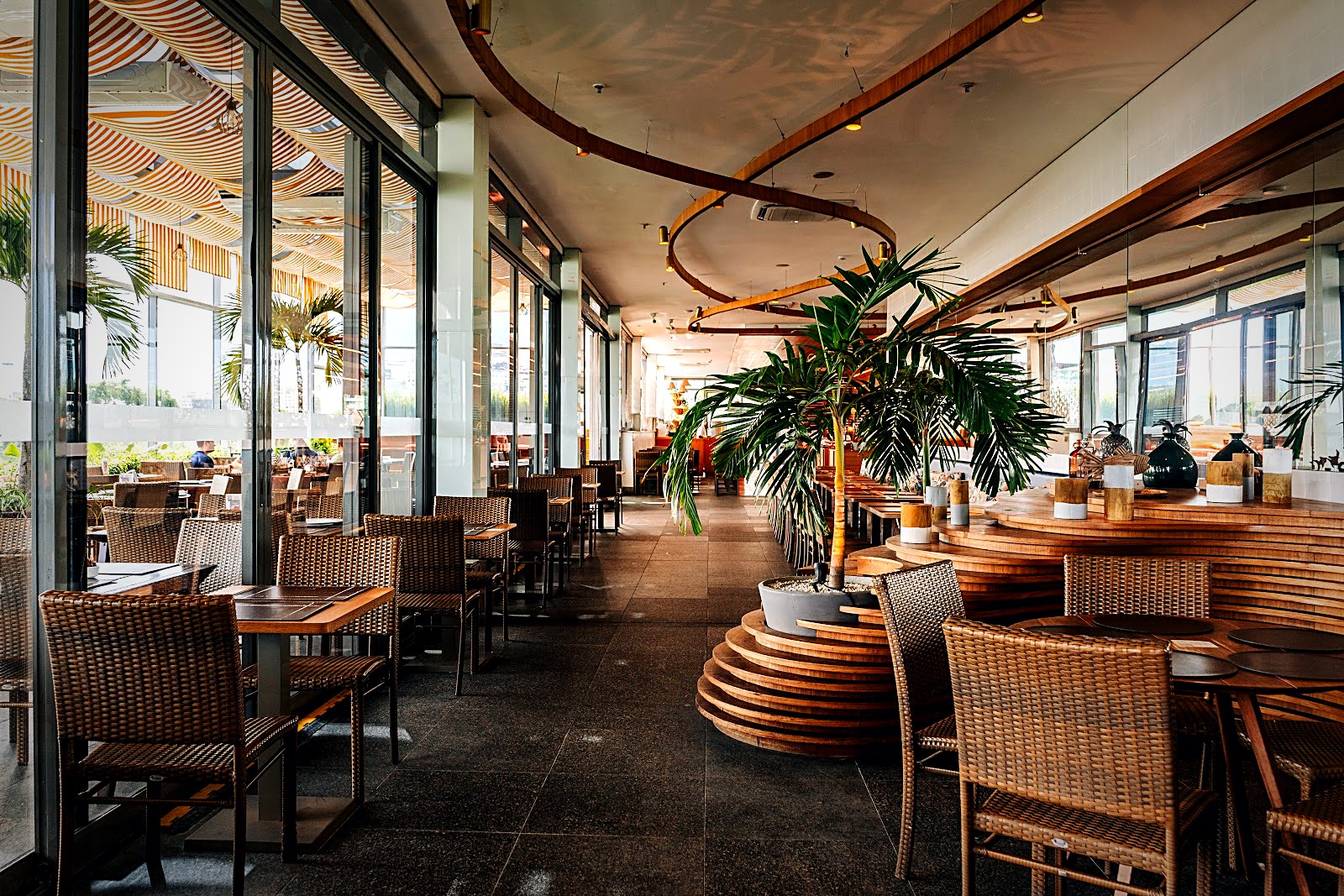 Bar e lounge do Prodigy Santos Dumont com vista para a orla