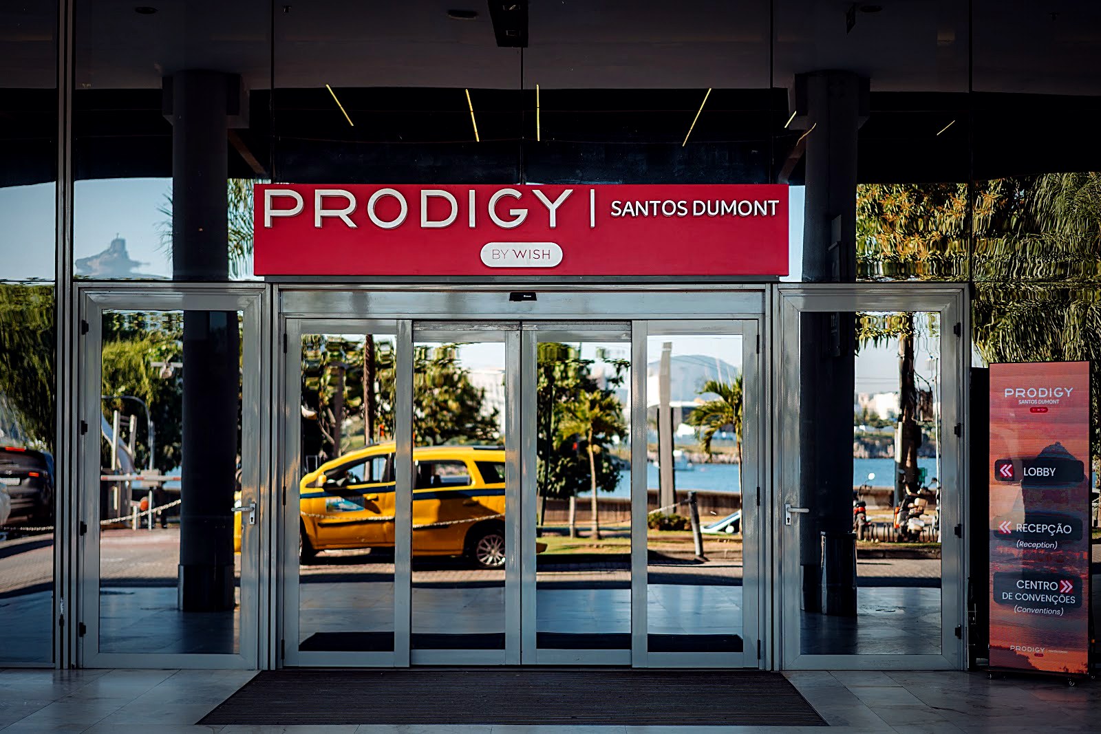 Entrada principal do Prodigy Santos Dumont, no Centro do Rio de Janeiro