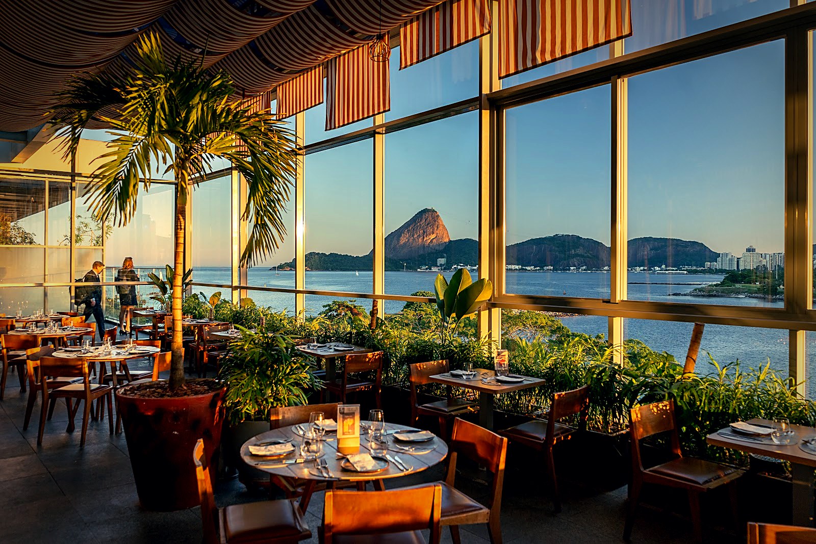 Restaurante do Prodigy Santos Dumont, com janelas voltadas para a baía