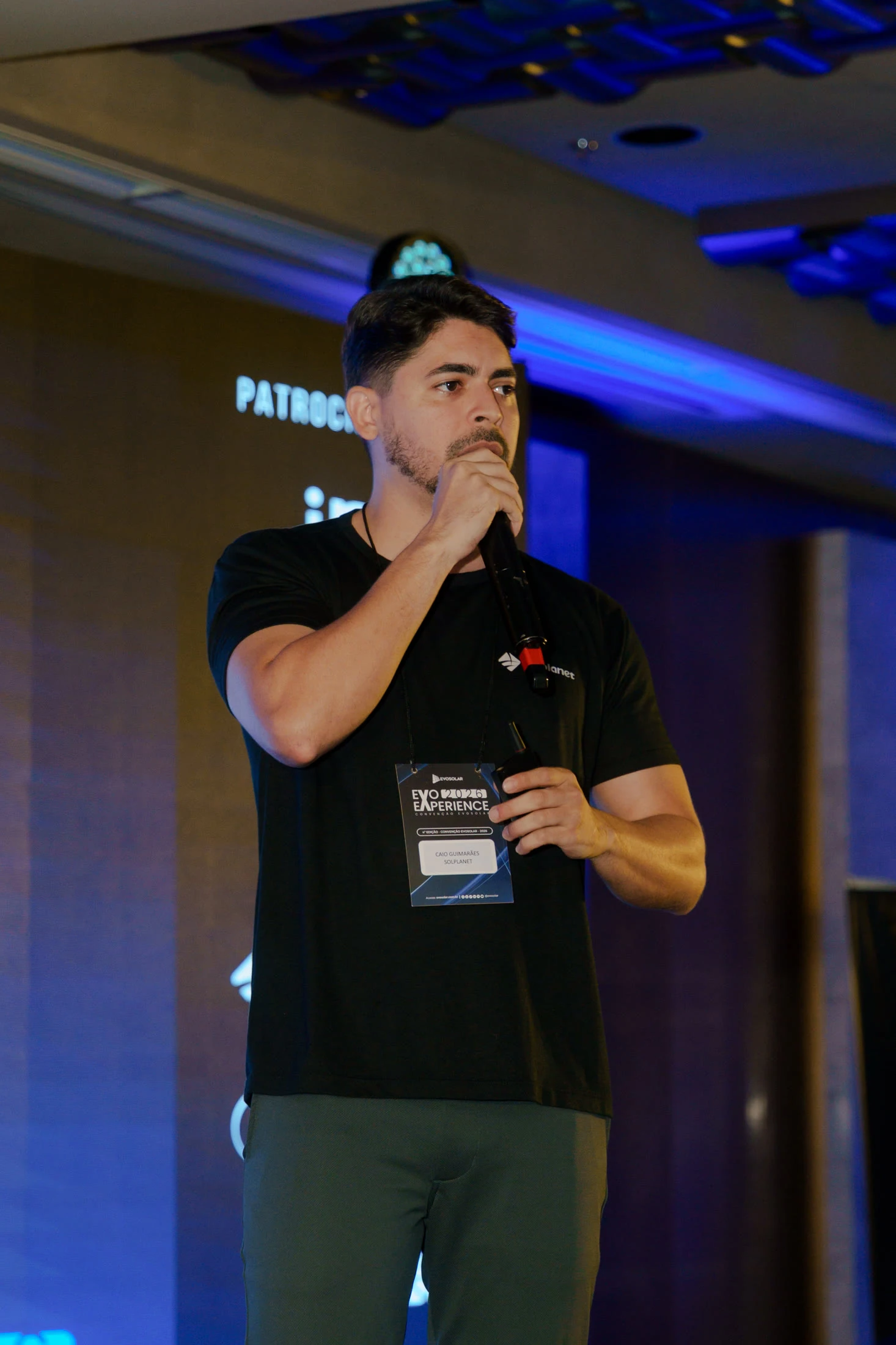Caio Guimarães com o microfone na mão no palco da convenção de 2026